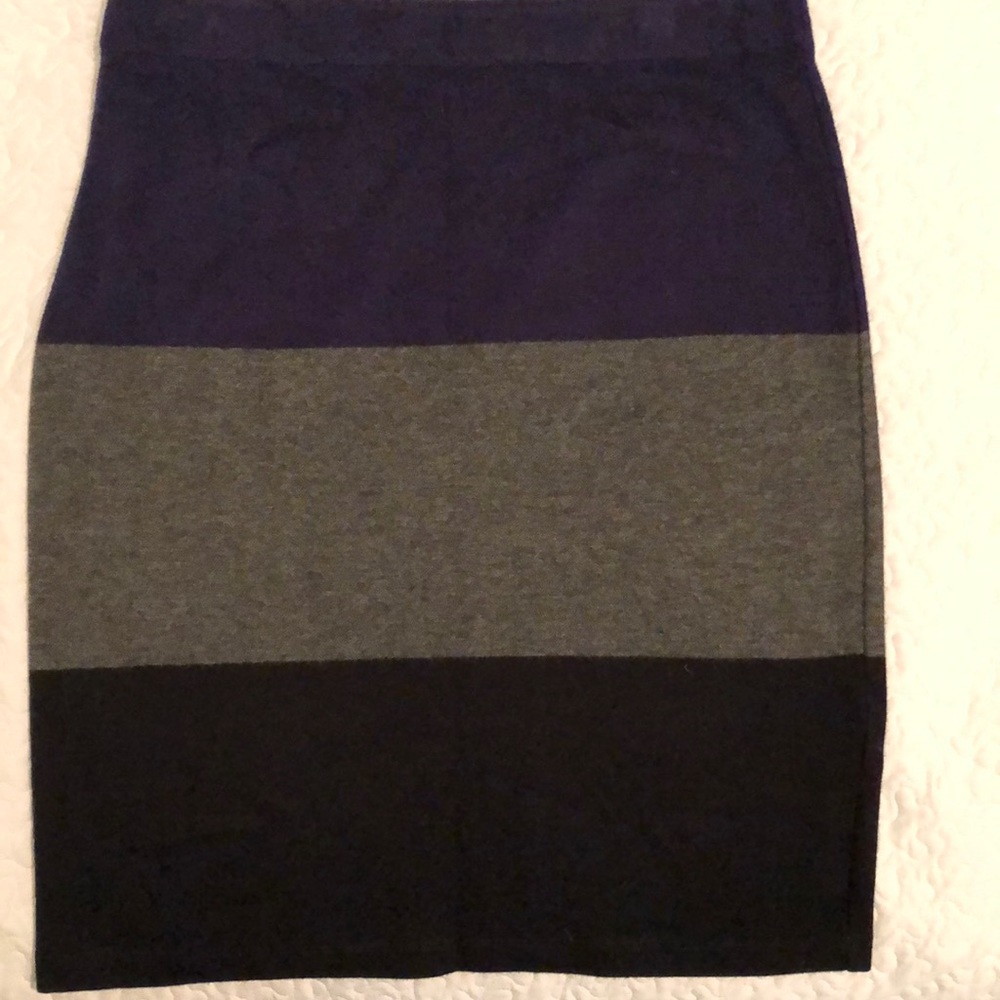 Elastic waste sweater knit skirt.